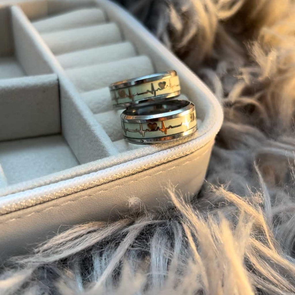 Anillos de pálpitos brillan en la oscuridad