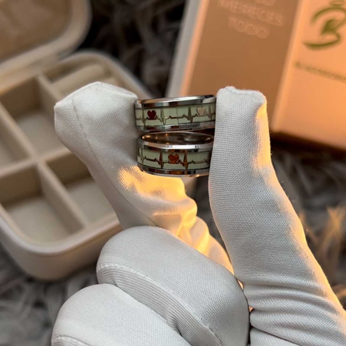 Anillos de pálpitos brillan en la oscuridad