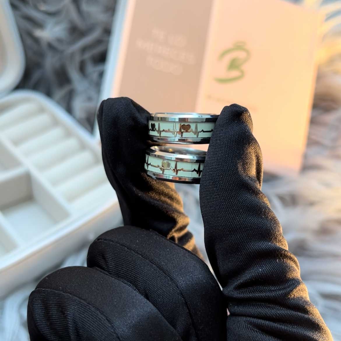 Anillos de pálpitos brillan en la oscuridad